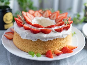 Torta chiffon con frutillas y crema