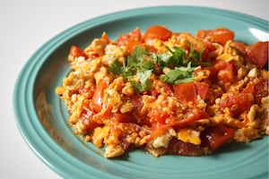 Huevos revueltos con tomates marinados en soja