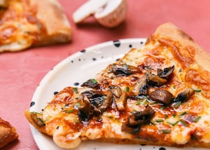 Pizza de hongos y provolone