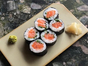 Nori-maki de trucha con sésamo y negi
