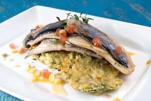 Palometa con rösti de zucchini y papa