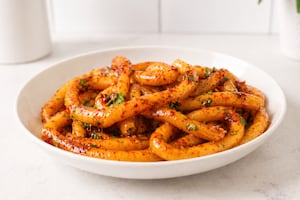 Noodles de papa chinos con salsa picante