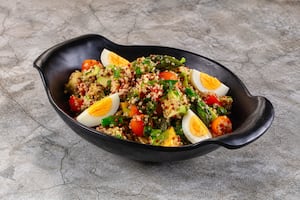 Ensalada de quinoa, espárragos, huevo y palta