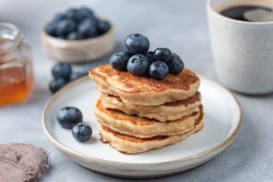 Hotcake de avena y arándanos
