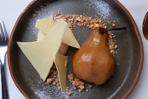 Peras al torrontés con chocolate blanco