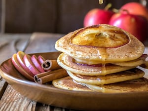 Panqueques de manzana con caramelo