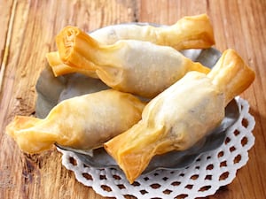 Bombones de ciruela con queso ahumado