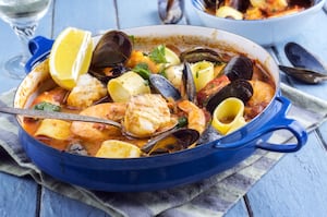 Cazuela de mariscos en pocos pasos: ideal para Semana Santa