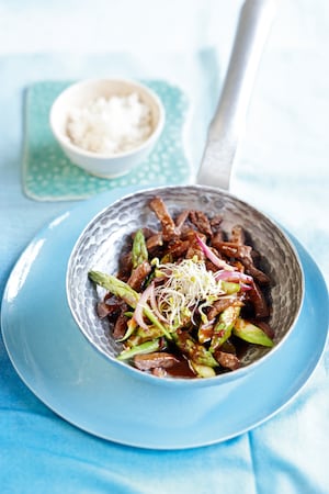 Wok picante de carne y espárragos