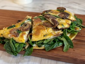 Omelette de champiñones y espinacas