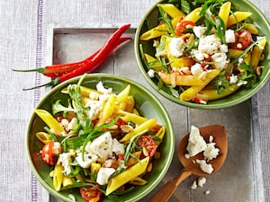 Pasta corta con rúcula y queso de oveja