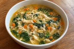 Sopa de pollo, avena y espinaca