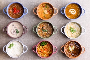 Caldos, sopas y consomés: cómo preparar diferentes versiones de un plato que satisface, nutre y reconforta