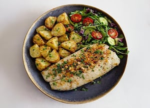 Pescado al horno con papas y ensalada