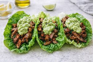 Tacos de lechuga con lomo y crema de palta