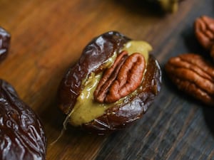 Bocaditos de dátiles, nuez pecán y chocolate