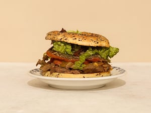 Bagel de chivito uruguayo