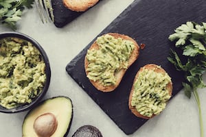 Crostini de palta con albahaca y perejil