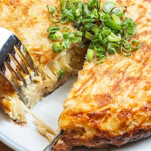 Tortilla de papa clásica con morrón rojo y cebolla de verdeo