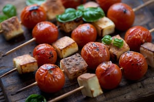 Pinchos de tofu, tomate y albahaca