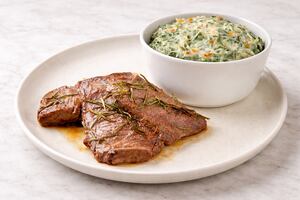 Entraña marinada con gratén de acelgas