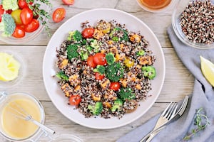 Ensalada tibia de lentejas, quinoa y vegetales de estación