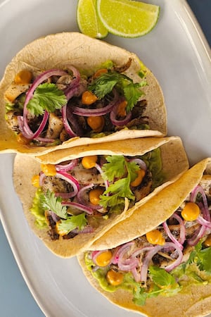 Tacos de hongos con chimichurri