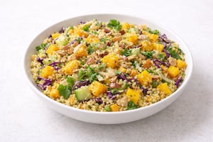 Ensalada antiinflamatoria con mijo y mango