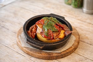 Provoleta con pesto, jamón crudo y tomates secos