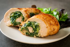 Pollo relleno con espinaca y queso