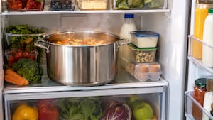 ¿Se puede guardar comida caliente en la heladera? Cómo enfriarla de manera segura