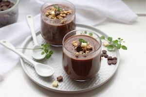 Cremoso de chocolate y dulce de leche con garrapiñadas