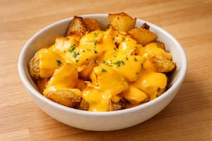 Papas rotas con queso cheddar