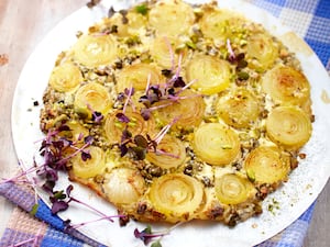 Tarta invertida de cebollas y pistachos