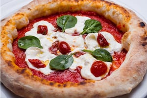 Cómo hacer pizza napolitana: paso a paso para que la masa quede tierna y los bordes altos
