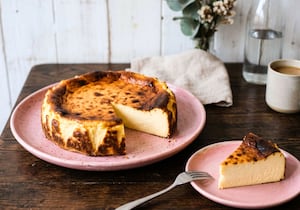 Tarta vasca: los secretos de Felicitas Pizarro para lograr una preparación cremosa, tostada por fuera y en su punto justo