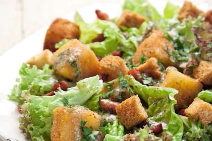 Ensalada de queso frito, panceta y lechuga