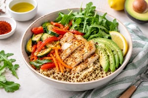 Bol de pollo, quinoa y vegetales