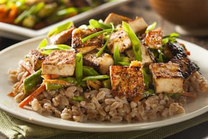 Ensalada de cebada, tofu y hummus