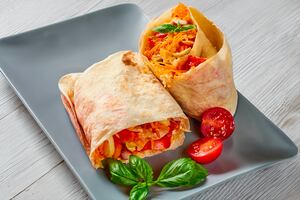Wrap integral con hummus, espinaca, tomate cherry y zanahoria rallada