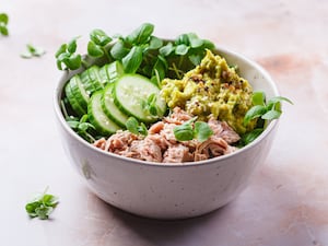 Ensalada de pepino, atún y arroz