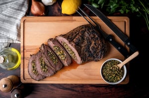 Colita de cuadril mechada con gremolata
