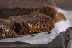 Brownie con corazón de dulce de leche