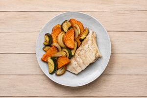 Merluza al horno con vegetales asados