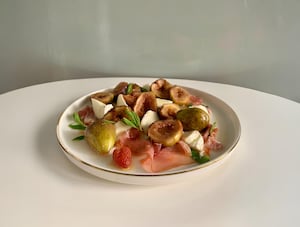 Higos asados con jamón crudo y mozzarella de búfala