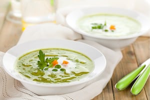 Sopa crema de arvejas partidas y zanahorias