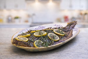 Lenguado a la parrilla con limón y hierbas