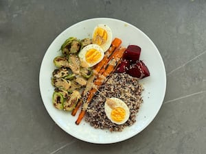 Ensalada de quinoa y vegetales de estación
