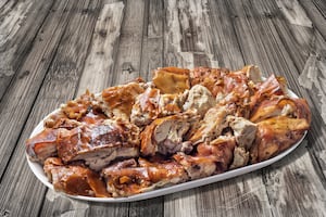 Lechón para Navidad: el truco de la cocción que garantiza una carne tierna y un cuero crocante