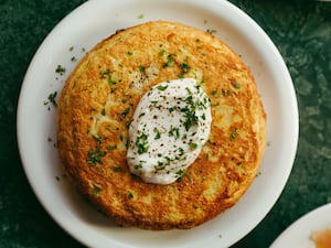 Tortilla de papa con lactonesa de ajo